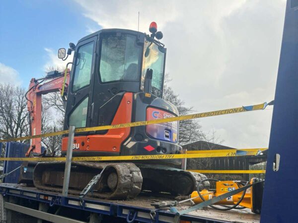 Mini Digger 1.85 ton zero-tailed swing - Image 2